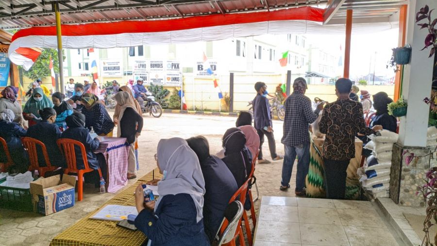 Mahasiswa KKN UIN Bandung Mengawal Penyaluran Bansos di Desa Margamekar
